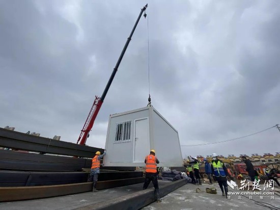乐盈配资 火神山医院首批板房吊装，雷神山医院施工全面铺开！
