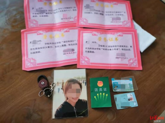 ↑家属提供的罗某某在校期间部分荣誉证书。