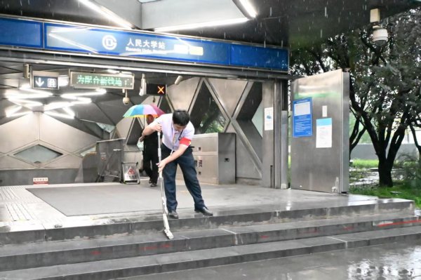 期配宝 今天早高峰京港地铁备车15列，做好加开临客准备